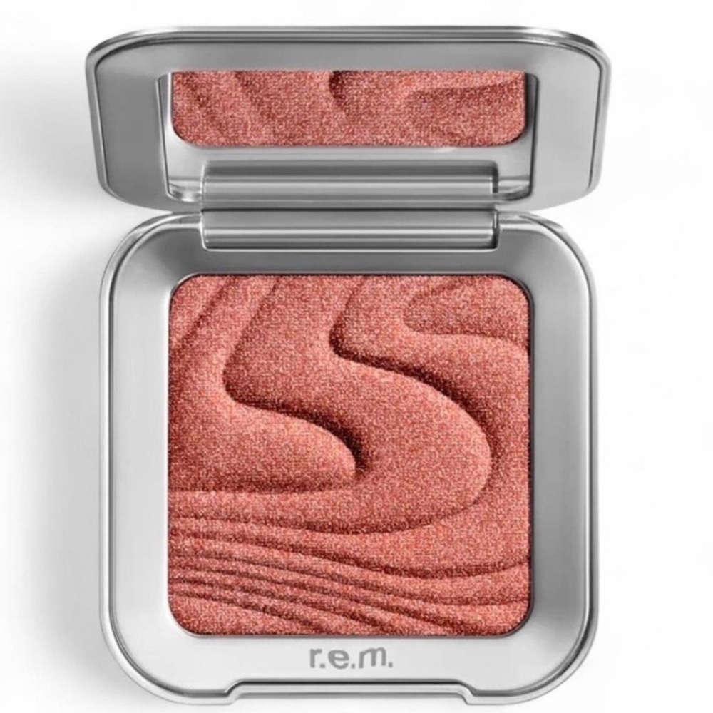 R.E.M. beauty Interstellar Highlighter Topper in the shade Miss Jupiter